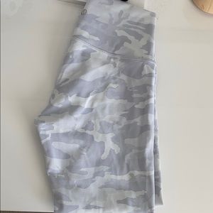 WHITE CAMO WUNDER UNDER 21” Leggings